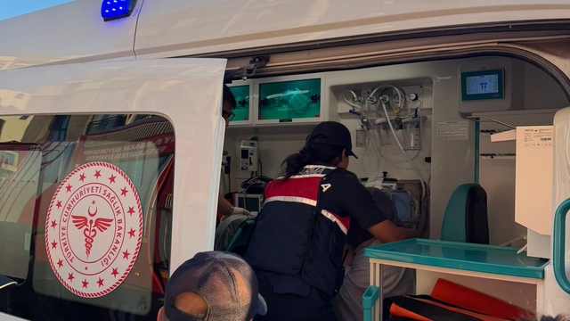 Balkon demirlerinde asılı kalan kadını, alt kattaki balkona tırmanarak kurtardı