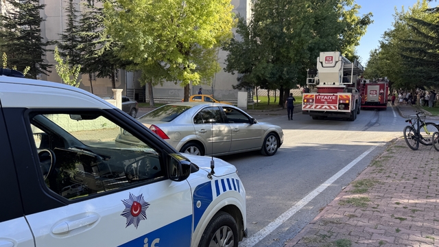 Balkonda çıkan yangın eve sıçramadan söndürüldü