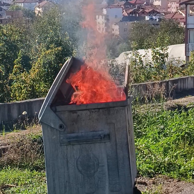 Çöp konteynerinde çıkan yangını mahalleli söndürdü