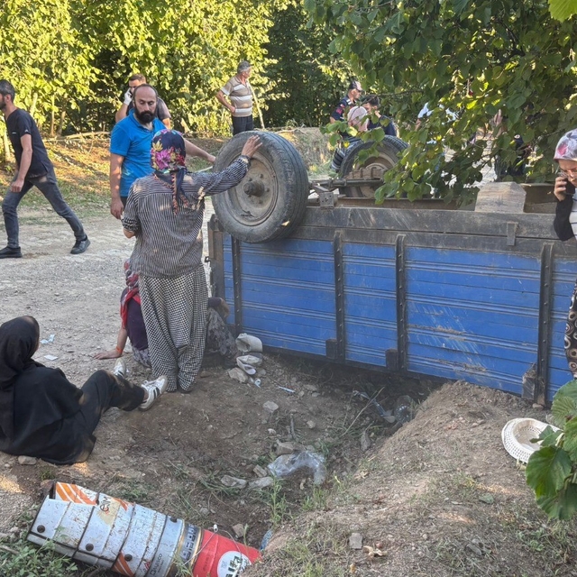 Sakarya'da fındık işçilerini taşıyan traktör devrildi: 18 yaralı