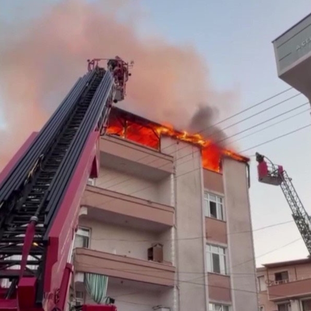 Teras katta çıkan yangın mahalleliyi sokağa döktü