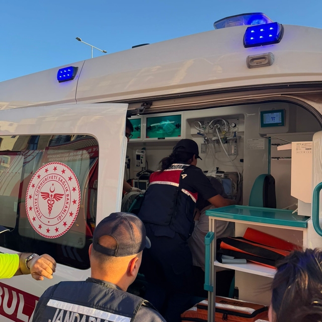 Balkon demirlerinde asılı kalan kadını, alt kattaki balkona tırmanarak kurt...