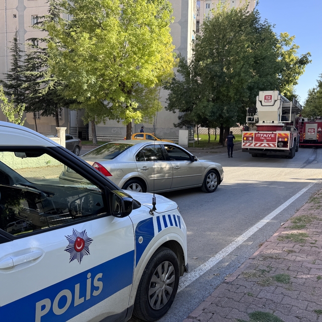 Balkonda çıkan yangın eve sıçramadan söndürüldü