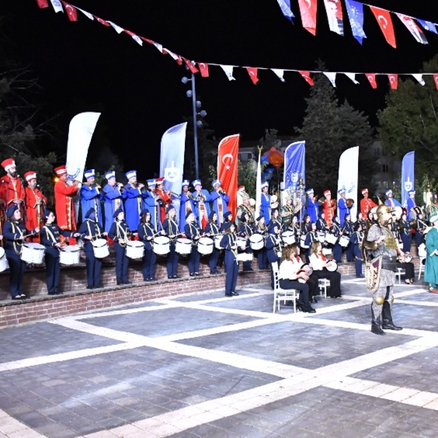 Yenişehir'de festival coşkusu: 88 Kişilik dev kadro sahnede