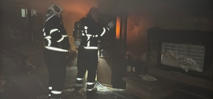 5 katlı apartmanın 3'üncü katında yangın çıktı; 2 kişi dumandan etkilendi