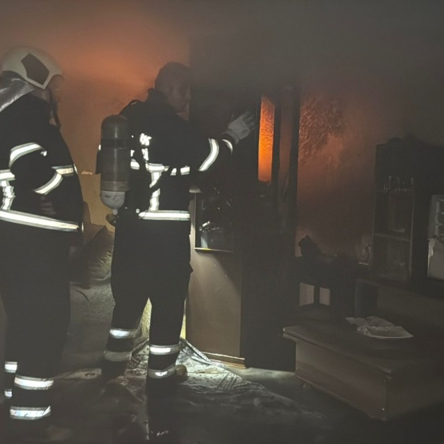 5 katlı apartmanın 3'üncü katında yangın çıktı; 2 kişi dumandan etkilendi
