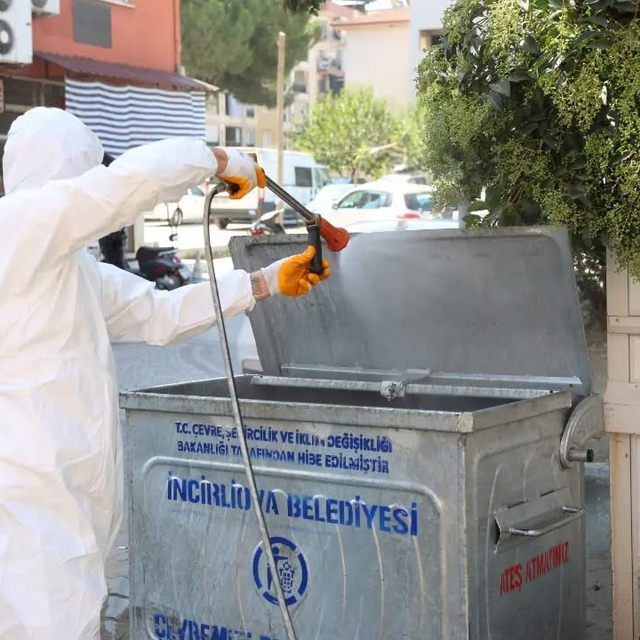 İncirliova'da karasinekle mücadele için çöp konteynerleri ilaçlandı