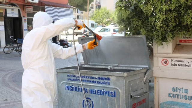İncirliova'da karasinekle mücadele için çöp konteynerleri ilaçlandı