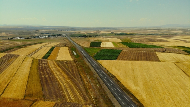 Kars'ta tarım arazileri havadan görüntülendi: Tarlalar halı ve kilim desenlerini aratmadı