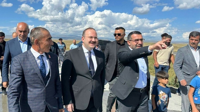 Arpaçay'da köy yolları betonla güçleniyor: Kuyucuk köyüne 650 metrelik beton yol