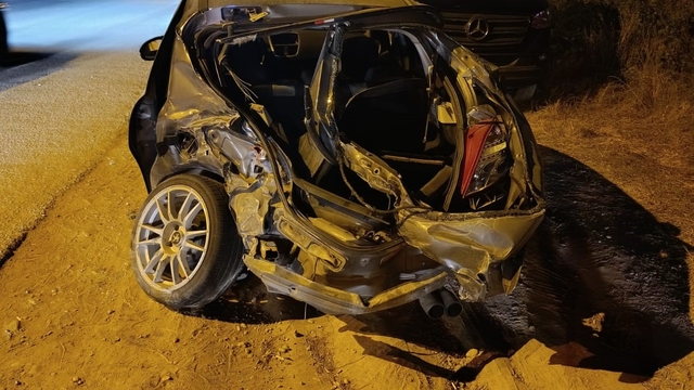 Manavgat'ta karşı şeride geçen otomobil otobüse çarptı: 1 yaralı