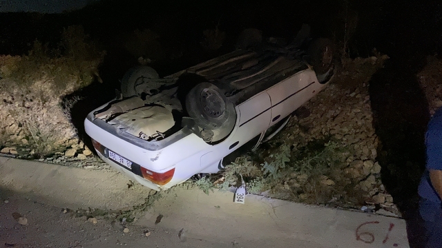 Ters dönen otomobilden sağ çıktı