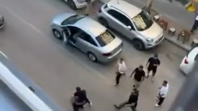 Trafik durdu, cadde ringe döndü.. O anlar kamerada