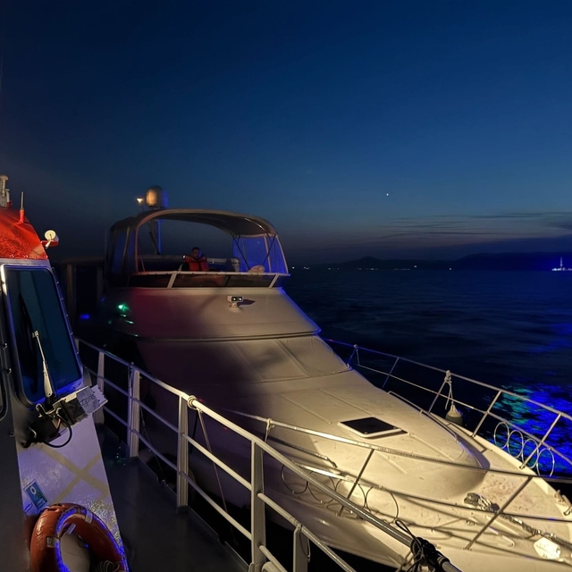 Çanakkale Boğazı'nda içinde 2 kişinin bulunduğu sürüklenen tekne kurtarıldı