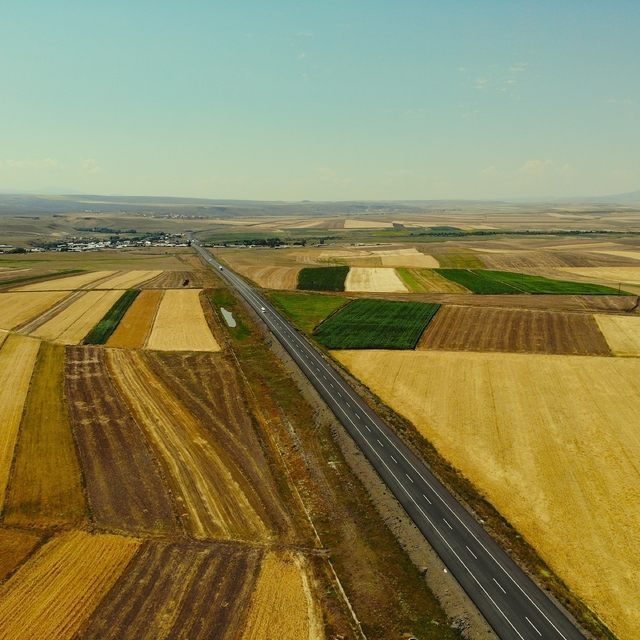Kars'ta tarım arazileri havadan görüntülendi: Tarlalar halı ve kilim desenl...