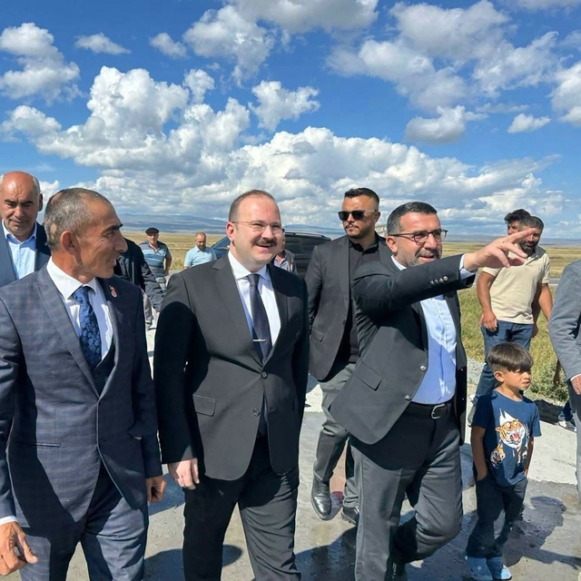 Arpaçay'da köy yolları betonla güçleniyor: Kuyucuk köyüne 650 metrelik beto...