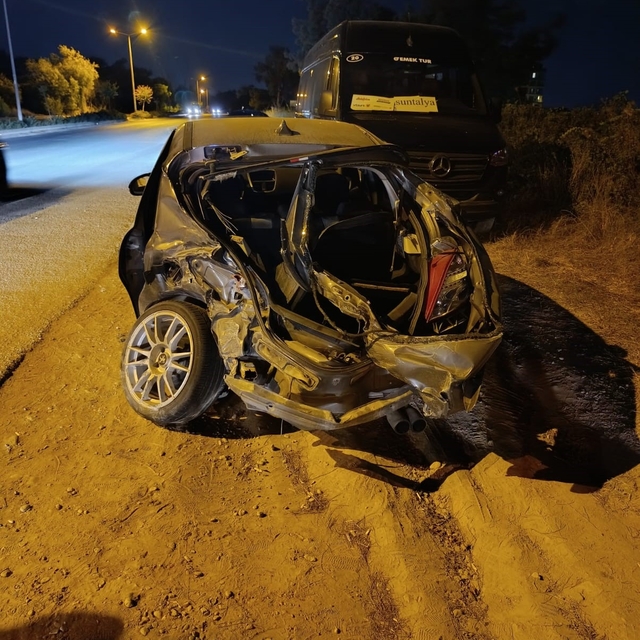 Manavgat'ta karşı şeride geçen otomobil otobüse çarptı: 1 yaralı