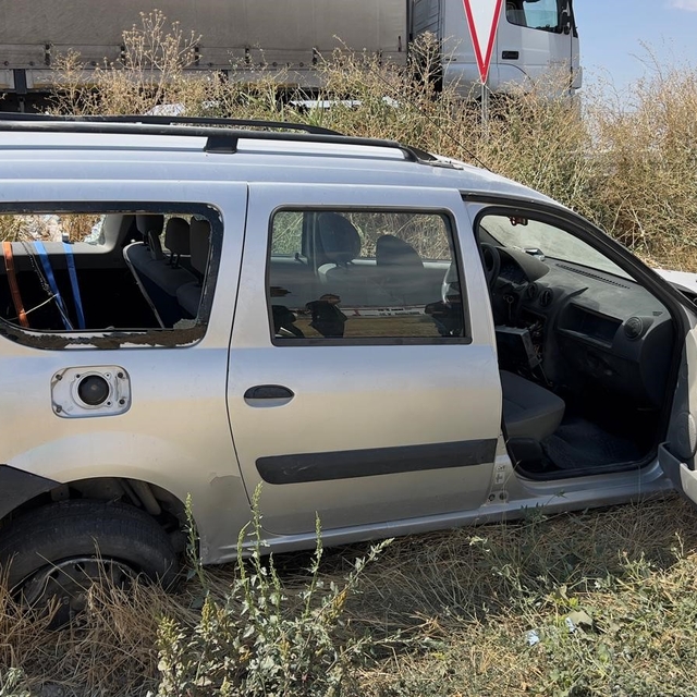 Sarampole giren otomobilde 2 kişi yaralandı