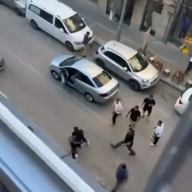 Trafik durdu, cadde ringe döndü.. O anlar kamerada