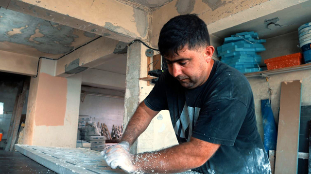 Dede mesleğini geleceğe taşıyor; 23 yıldır camileri süslüyor