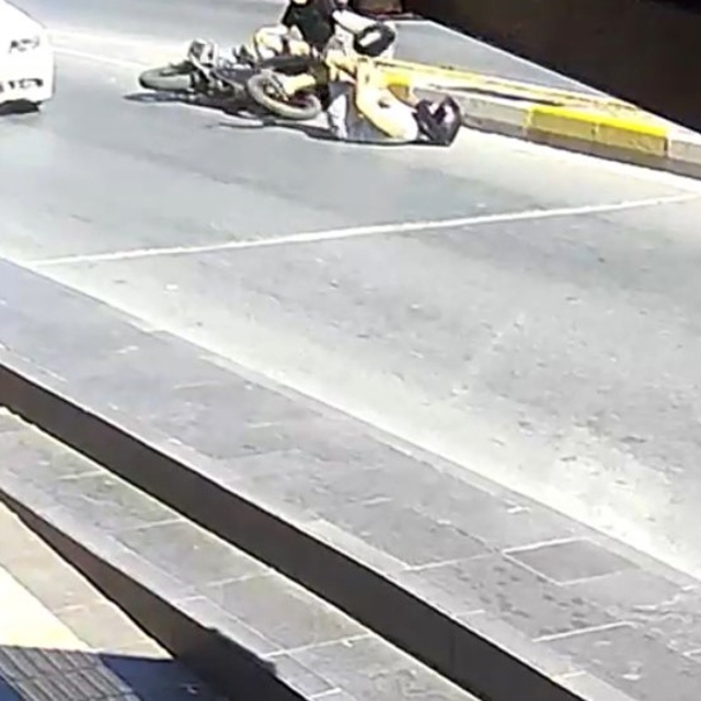 Yayaya çarpmamak için fren yapınca devrilen motosikletteki 2 kişi yaralandı...