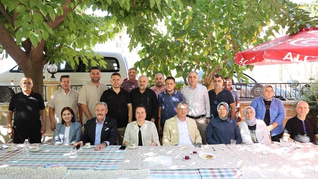 Başkan Subaşıoğlu, AK Parti'ye katılan 15 kişiye rozet taktı