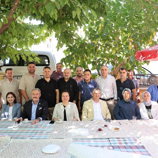 Başkan Subaşıoğlu, AK Parti'ye katılan 15 kişiye rozet taktı