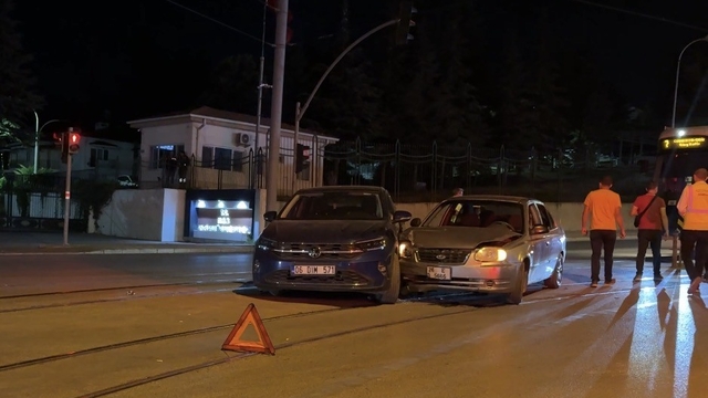 Eskişehir'de iki otomobil çarpıştı: 2 yaralı