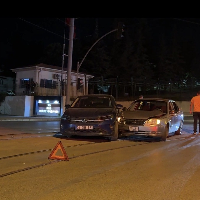 Eskişehir'de iki otomobil çarpıştı: 2 yaralı