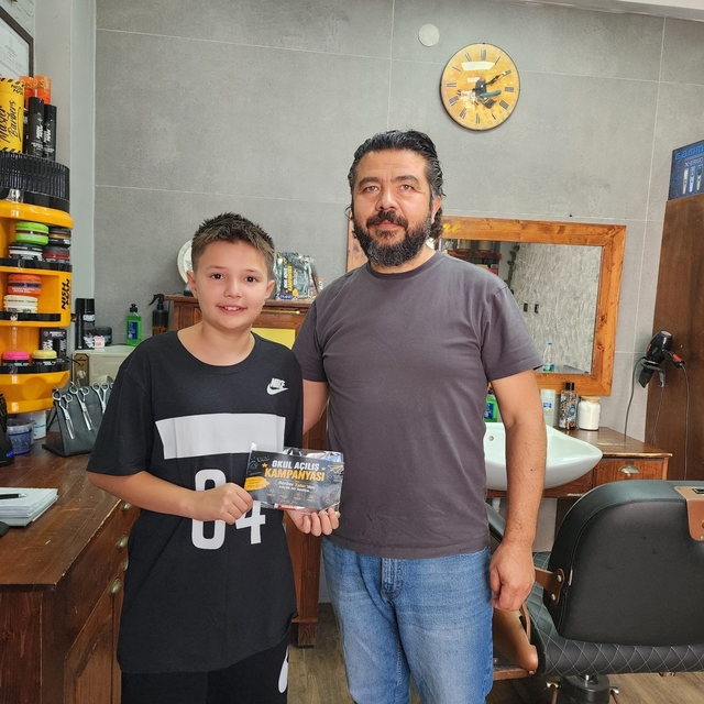 Berberden okul öncesi traş olmaya gelen öğrencilere anlamlı hediye