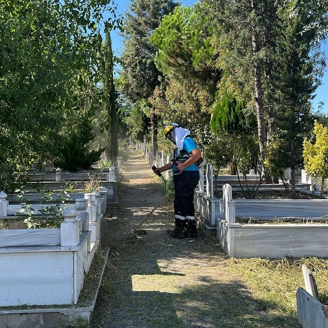 Gebze mezarlıklarında yabani ot temizliği