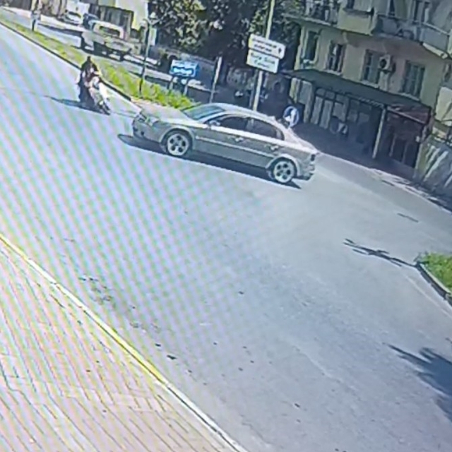 'DUR' levhasına uymayan otomobile çarpmamak için fren yaptı sürüklenen moto...