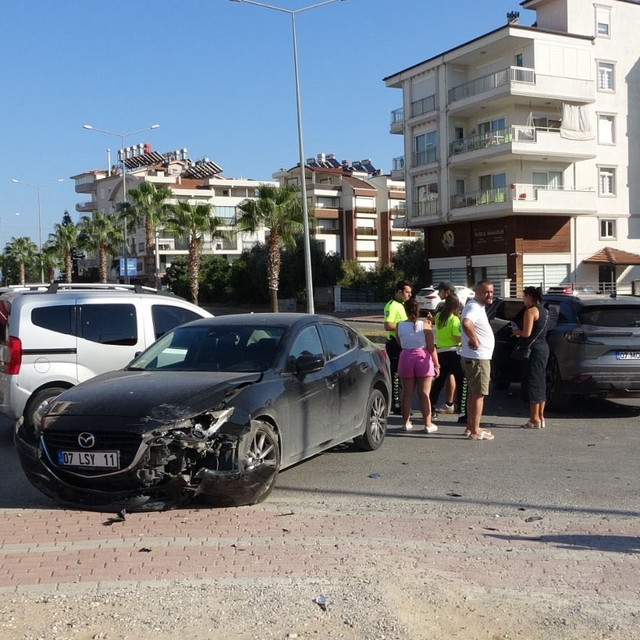 Kavşaktan geçerken yolun ortasında duraklayan otomobil, 3 araçlı kazaya ned...