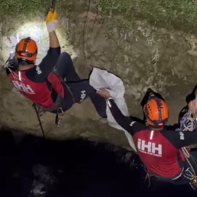 Alanya'da 10 metrelik su kuyusunda mahsur kalan kediyi ekipler kurtardı
