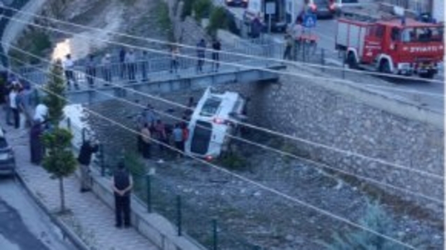 Çorum'da diyaliz hastalarını taşıyan servis aracı çaya uçtu: 5 yaralı