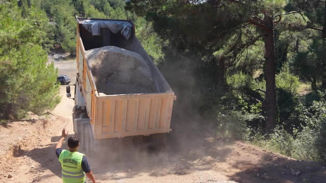 Tarsus'un kırsal mahallelerinde ulaşım için yol mesaisi