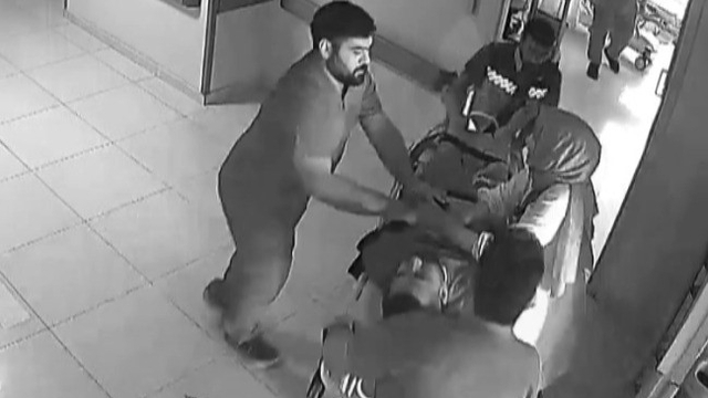 Kalbi iki kez duran hasta, kendisini hayata döndüren doktoruna çiçekle teşekkür etti
Kalp krizi geçirerek acile başvuran hastaya doktor kalp masajı ile hayata döndürdü