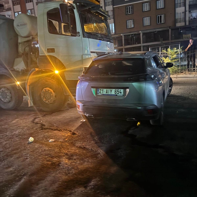 Batman'da beton mikseri ile otomobil çarpıştı