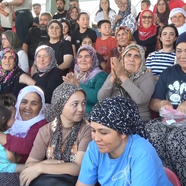 Mersin'deki futbol turnuvası finalini binlerce taraftar izledi
Tribünleri k...