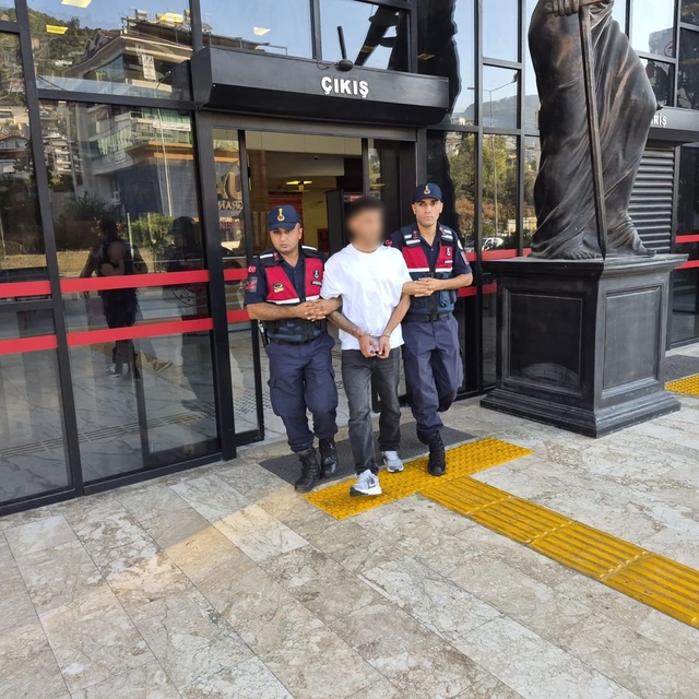 Alanya'da polise silah doğrultan şüpheli tutuklandı
