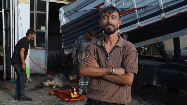 Sivas'ta çekilen görüntüler Türkiye dostu fenomen çöpçü Luis Fernando Sanchez'ı akıllara getirdi
Tamir ettikleri çöp kamyonunu test sürüşüne çıkan sanayi ustası, kamyonun kasasına takılarak Brezilyalı, Türkiye dostu fenomen çöpçü Luis Fernando Sanchez'ı hatırlatan performans sergiledi