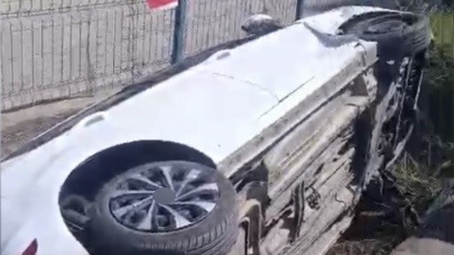 Osmaniye'de çarpışan otomobillerden biri kanala düştü
