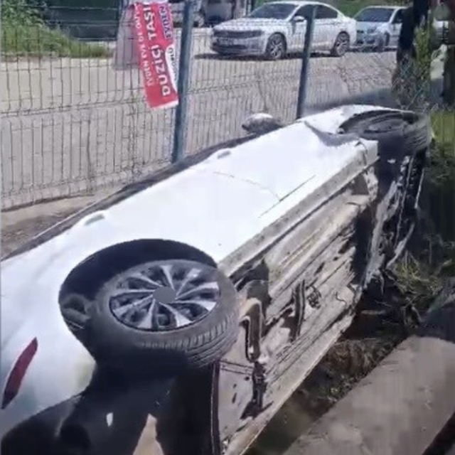 Osmaniye'de çarpışan otomobillerden biri kanala düştü