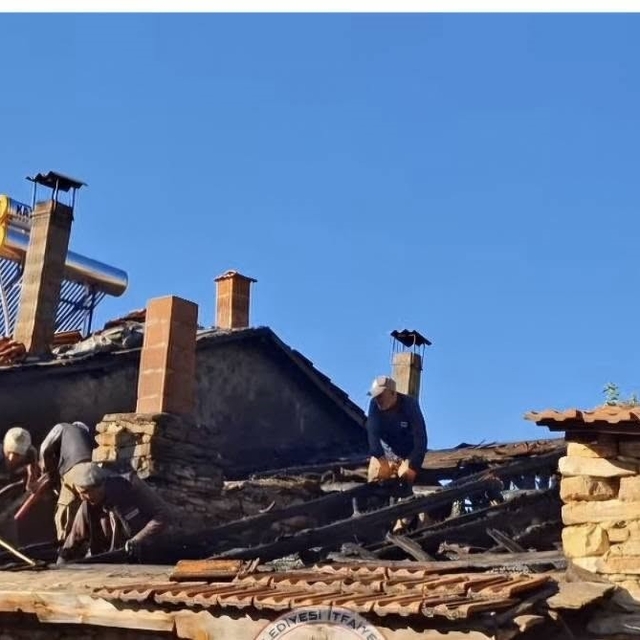 Emet'teki köy fırınında başlayan yangın çevre binalara sıçramadan söndürüld...