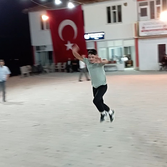 Taklacı gençler viral oldu
Düğün sahnesine takla atarak girdiler