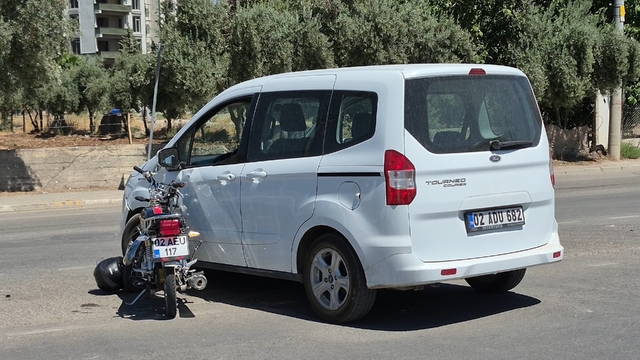 Motosiklet ile hafif ticari araç çarpıştı: 1 yaralı
