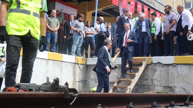 Şehir tarihini değiştirecek proje: Raylar yerin altına iniyor
Sakarya'da rayları yer altına alacak projede ilk ray kesildi
Başkan Yusuf Alemdar:
"Modern ve güvenilir hale getirmek için yerin altına alıyoruz"