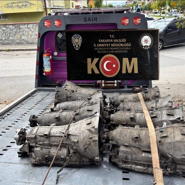 Depolar didik didik arandı, yüzlerce kaçak ürün çıktı: 2 gözaltı