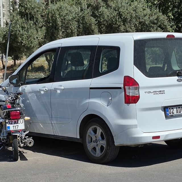 Motosiklet ile hafif ticari araç çarpıştı: 1 yaralı