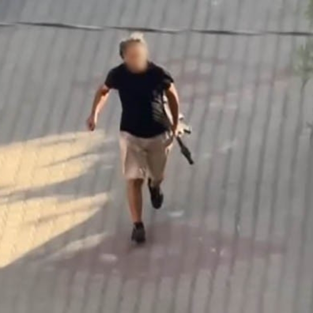 Kapısına pompalı tüfekle dayandı, sokakta terör estirdi